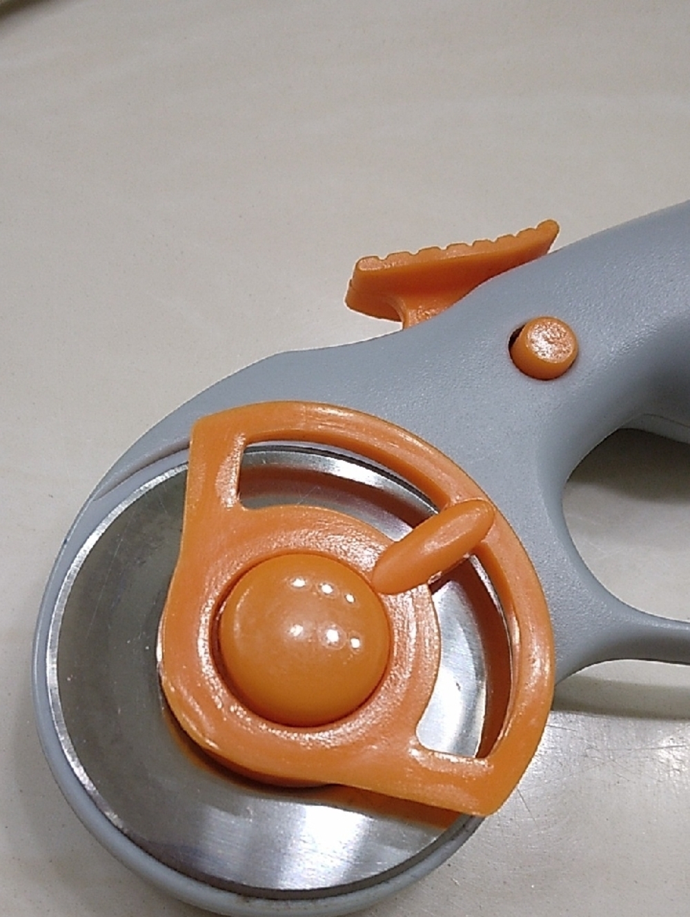 Fiskars Rotary Cutter with Seam Ripper and Magnetic Sewing Machine Light - Picture 5 of 7